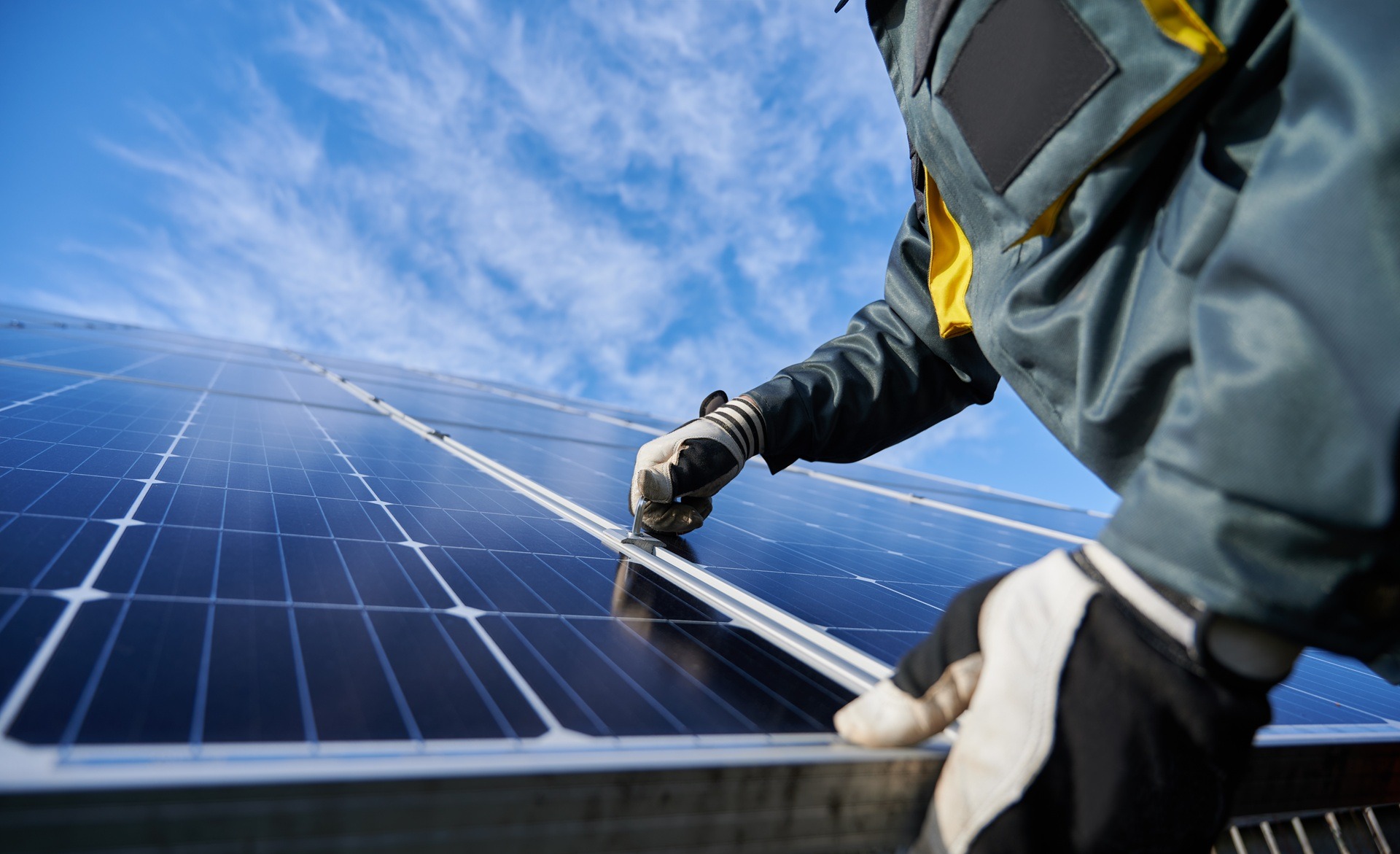 Installation von Solarpanel auf Dach | Solarmodule Leipzig