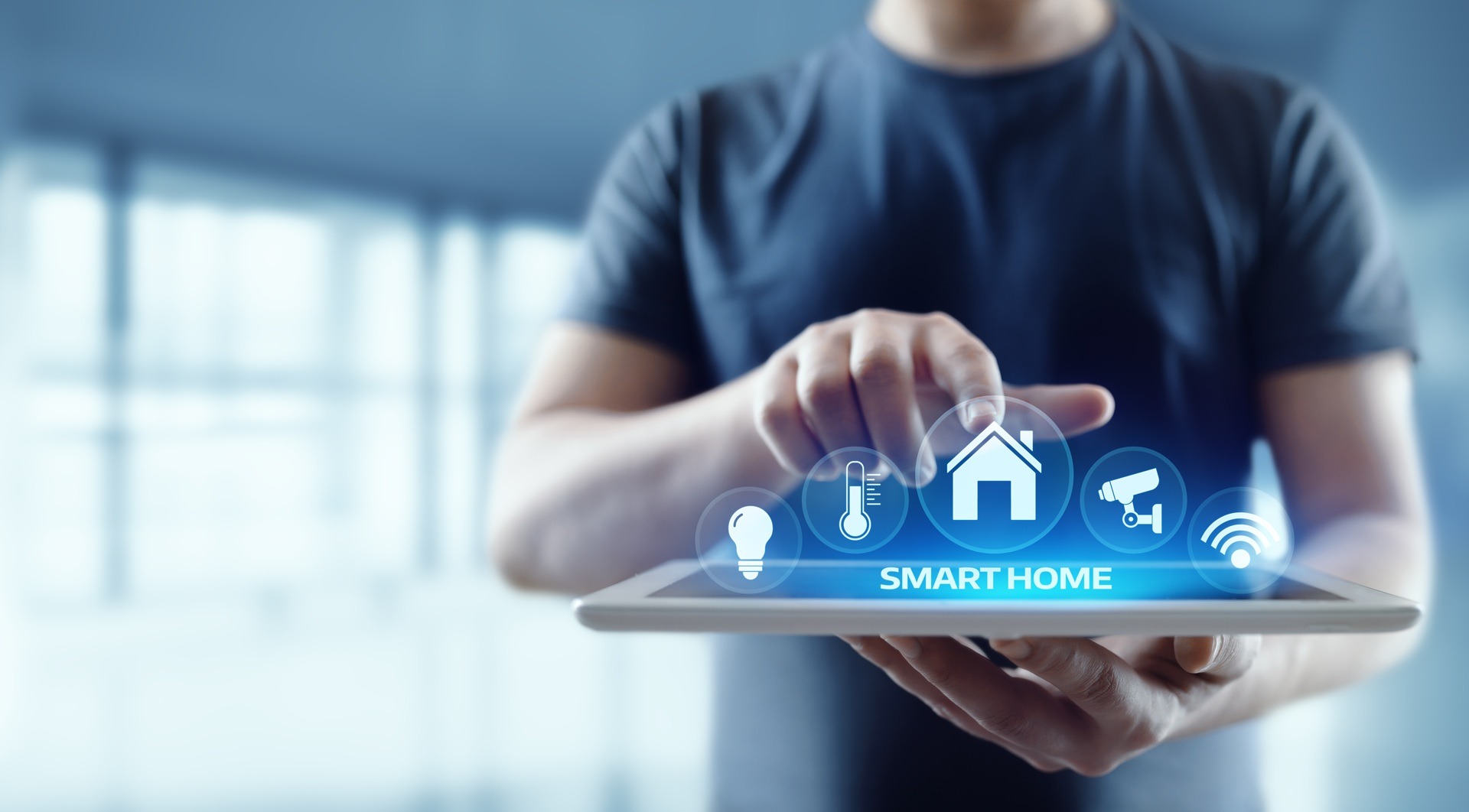 Tablet mit Smart-Home-Steuerung aktiv | Solarmodule Leipzig