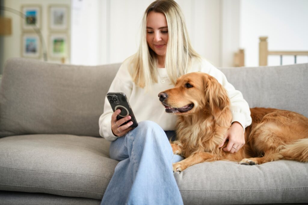 Frau sitzt mit Hund auf Sofa | Welpenfutter